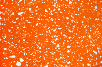 texture jesmonite terrazzo orange et blanc
