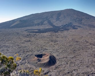 Excursion en VTC au Volcan, vue sur le Piton de la Fournaise depuis le Pas de Bellecombe.