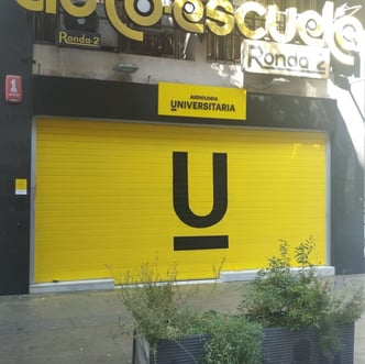 Graffiti en persiana, cierre metálico de Óptica Universitaria, Barcelona