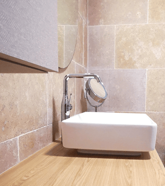 Salle de bains avec douche à l'italienne, vasque sur plan, tiroir en chêne clair, niches déco.
