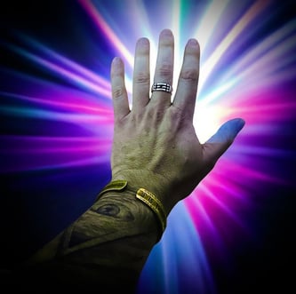 mi mano emitiendo luz reiki sanadora para todos aquellos seres que lo pidan