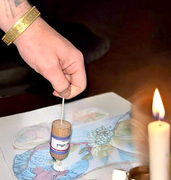 yo como terapeuta de Péndulo Hebreo dando terapia a distancia con una plantilla