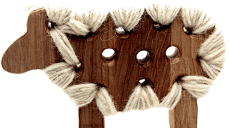 Figurine en bois et laine pour développer la motricité fine des enfants