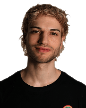 Hier ist ein Bild von Konstantin Michaelis. Blonde kurze Haare, 3-Tage Bart, Schwarzes Tshirt