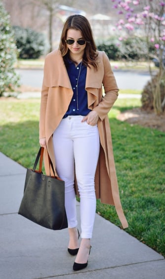 femme en jean blanc