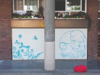 Pintura decorativa, graffiti en persianas de farmacia, sabadell, Barcelona, spray, cierres metálico