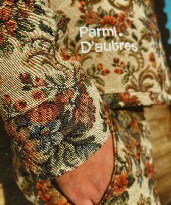 une main dans une veste parmi d'autres