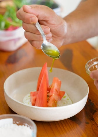 chef privado ensalada de tomate de temporada con shiso leche showcooking fusión japonesa