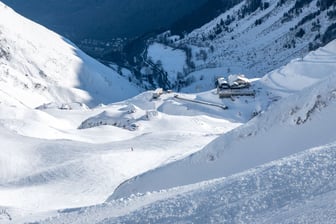 vue du cirque du lys et de la gare d'arrivée de la station se ski de cauterets
