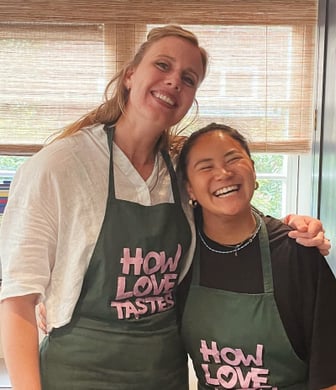 Teamleden van How Love Tastes lachend tijdens een event