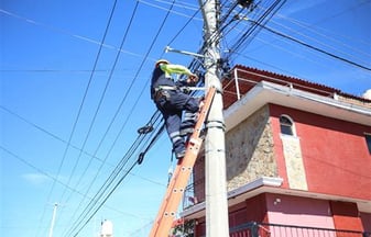 operario haciendo mantenimiento de cableado estructurado en un poste eléctrico, Reformas total