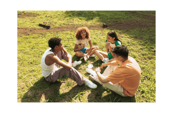 Adolescents assis dans l'herbe