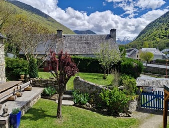 vue du jardin avec l'entrée