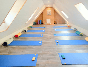 Salle de yoga équipée pour retraites bien-être - maison la flambee