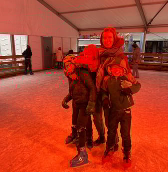 élèves sur la patinoire avec madame Olivia