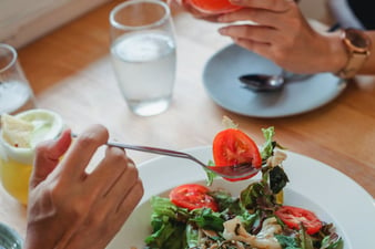 A dietitian showing a woman healthy choices at a restaurant