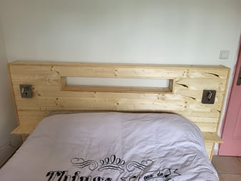 tête de lit bois avec tablettes