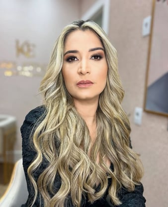 Cliente com mega hair de cabelo loiro aplicado no salão Cabelos by Karol Fonseca em Aracaju
