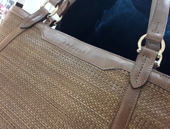 bolsa de couro mostrando detalhes da costura