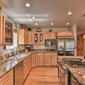Fully equipped kitchen at Moose Creek Lodge with stainless steel appliances, granite countertops.