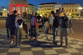 Terrazza Mascagni. Tutti a fotografare il cielo.
