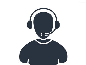 Atención al cliente: agente inmobiliario con auriculares y micrófono atendiendo 