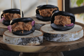 atering para eventos corporativos con cocina en vivo y puesta en escena cuidada.