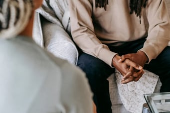 Deux personnes en psychothérapie.