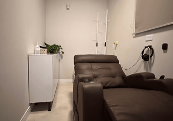 Sala de terapia de injetáveis única na Clínica Priori.