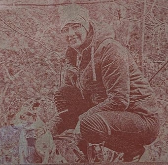 Bild einer Frau und eines Hundes im Wald