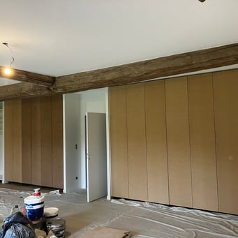 Pose d'un mur en bois fait par Laroux Menuiserie