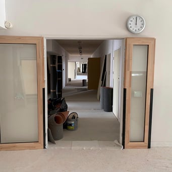 Porte en bois faite par Laroux Menuiserie