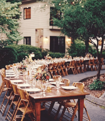 Cette grande table en extérieur, a été décorer par l'agence Décorations de Mariage.