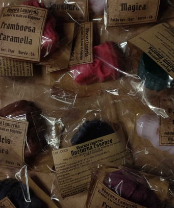 Mélange de fondants en forme de crâne emballés avec des étiquettes kraft