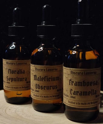 Trois fioles d'huile végétale, dans des bouteille en verre ambrée, étiquettes kraft type apothicaire