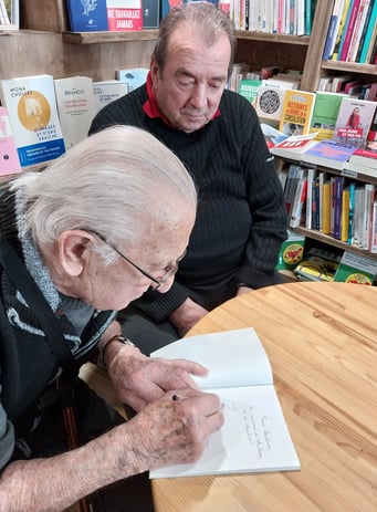 En pleine dédicace du livre souvenir Raconte moi avant