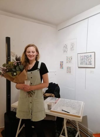 Artiste peintre avec un bouquet de fleur, art abstrait