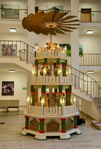 die Lichter der großen Stufenpyramide leuchten