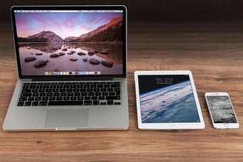 Adaptabilité d'un site, représente un ordinateur portable, une tablette et un smartphone