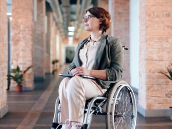 Personne en situation de handicap détendue après une séance d'ostéopathie proche de Cadillac