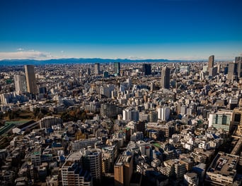 vue aérienne de tokyo avec gratte-ciel météo ensoleillé - conseil pour savoir quand partir au japon pas cher