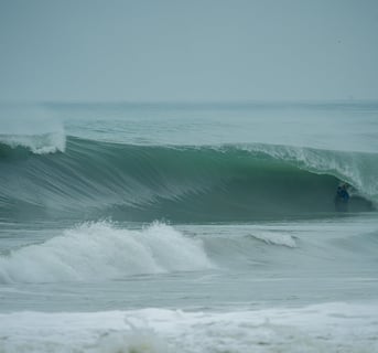 Wave closing on La Pepona