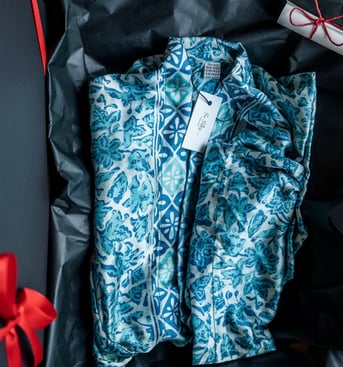 BLUE KIMONO PACKAGE IN BLACK BOX RED RIBBON