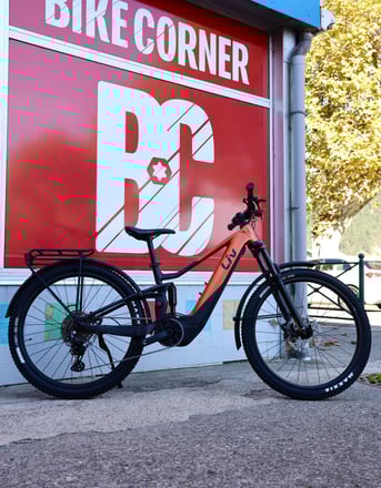 Vélo de location devant le magasin bike corner sisteron