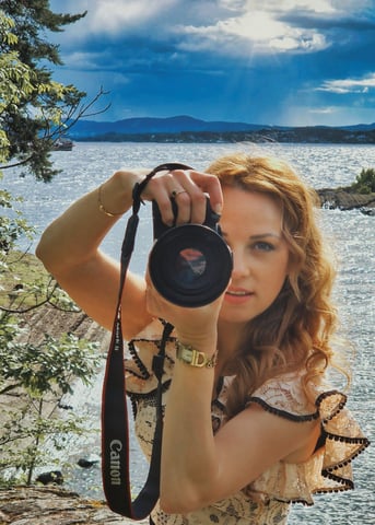 a woman taking a picture. Fotograf Oslo