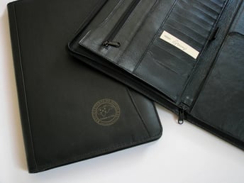 Carpeta de cuero con logo empresarial elaborada por Heros Leather