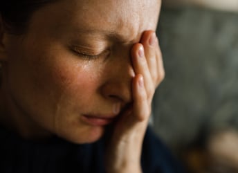 Woman crying, grief and loss – supported by Green Leaf Hypnotherapy, Lancing, West Sussex