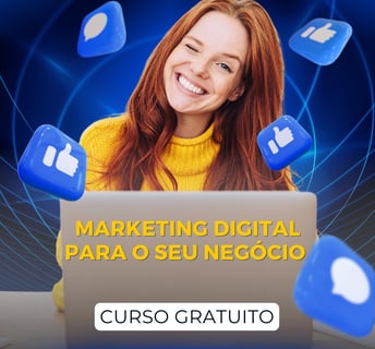 mulher sorrindo e usando um notebook