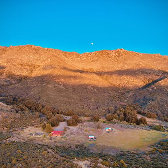 inmersos en la sierra, un atardecer con un amanecer lunar