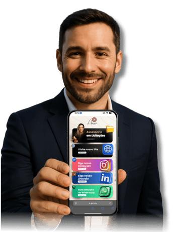 Homem sorridente de terno segurando um celular com mini site da Ajot Site exibido na tela, mostrando